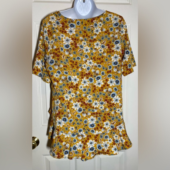 Tim and Tru woman’s short sleeves, yellow floral blouse, size S (4-6) - Picture 7 of 7